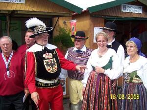 Die Hanses&auml;nger aus Deventer im Gespr&auml;ch mit Mitgliedern der Volkstanzgruppe aus Burl&ouml;v (Schweden)