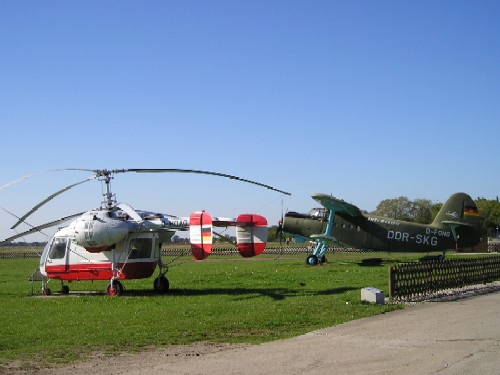 Hubschrauber und Flugzeug