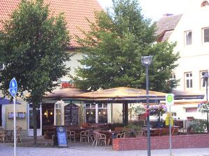 Hotel und Restaurant `VIS A VIS` - Blick auf die Au&szlig;enpl&auml;tze