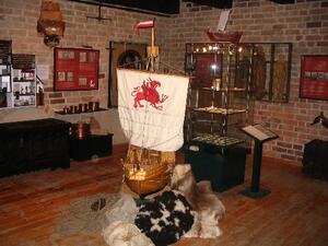 Museum im Steintor - Blick in einen Ausstellungsraum mit Exponaten zur Hansezeit