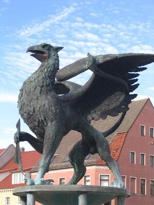 Detail des Brunnens auf dem Marktplatz - Greif aus dem Wappen der Hansestadt Anklam
